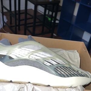 Yeezy 700 v3 Size 13 “Fade Salt”
